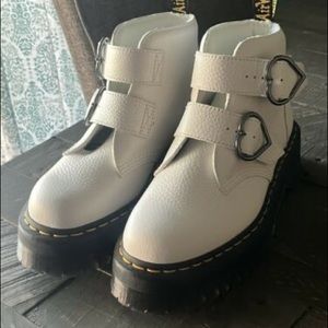 i’m selling these Dr. martens devon heart leather platform boots, white.